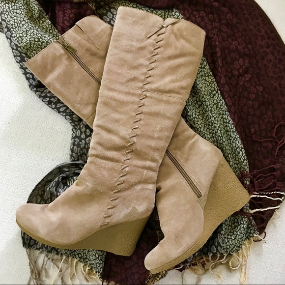 Kenneth Cole Reaction Tan Suede Wedge 